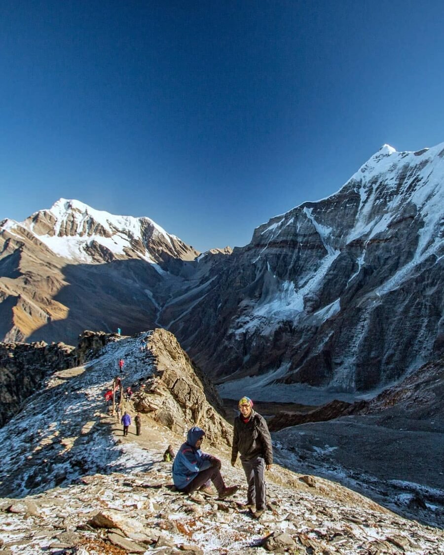 The sun finally rose at Junarguli top_ the final summit point at the Roopkund trek. 🌄_._We had reached here before sunrise and it was pretty cold with the chilly winds. Nonetheless we waited fo(