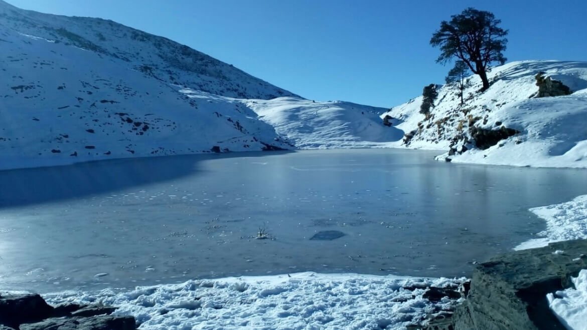 brahmatal trek in winter